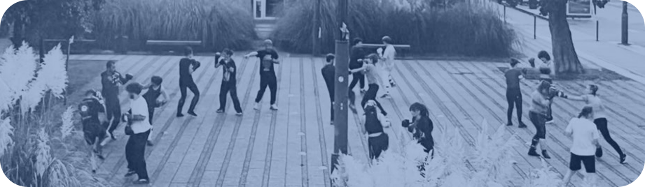 Photo en Noir et Blanc d'un cours de boxe du CLP en extérieur'